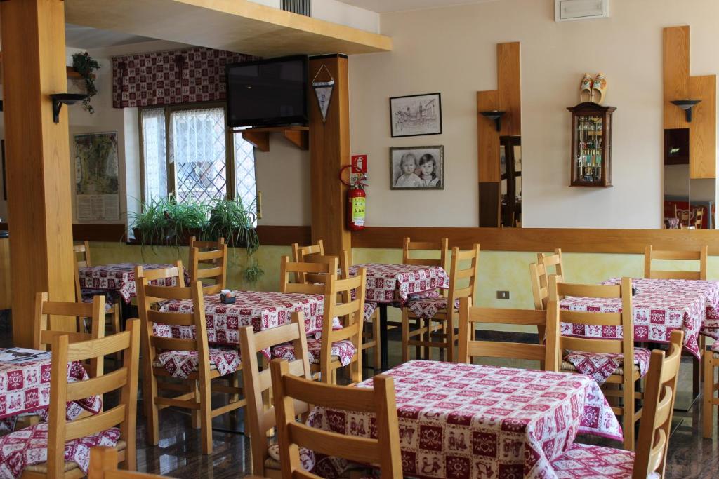 圣塔布罗焦迪瓦尔波利切拉奥博哥拿破仑酒店的餐厅内带桌椅的用餐室