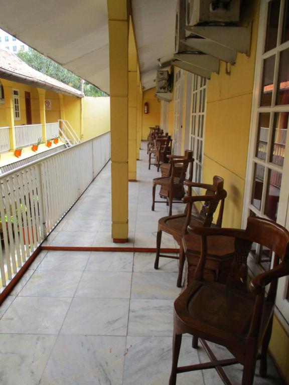 雅加达图古阿斯里酒店的阳台上的一排椅子