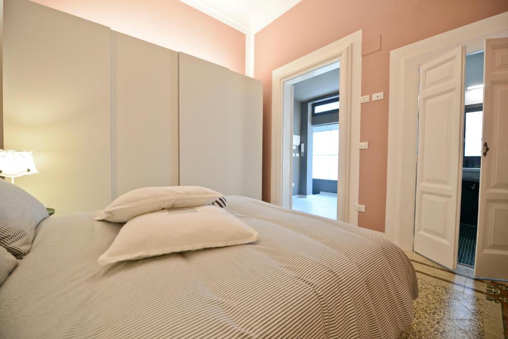 奥斯图尼Dimora Monumento的一间卧室配有一张带两个枕头的床