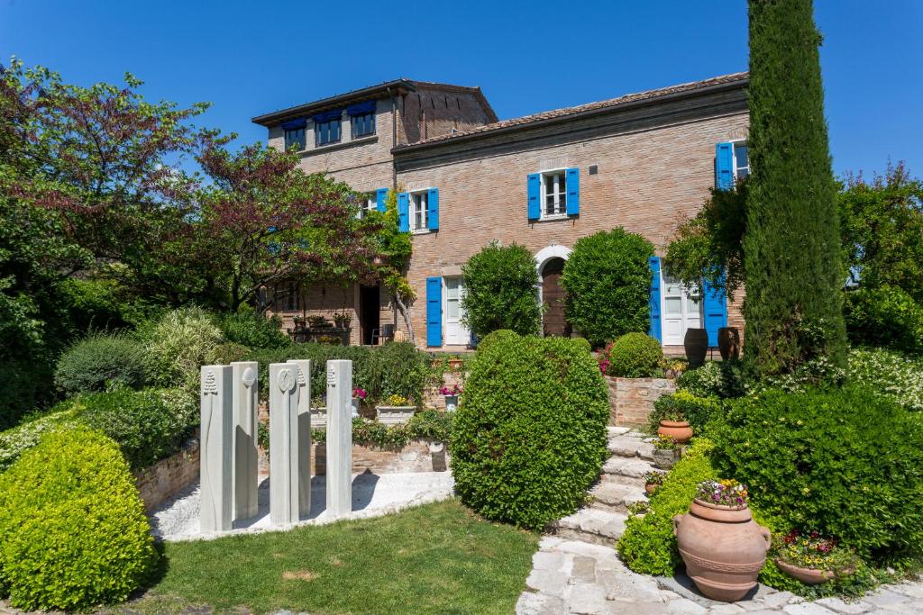 圣阿尔坎杰洛-迪罗马涅伊尔维里诺SPA酒店的前面有花园的房子
