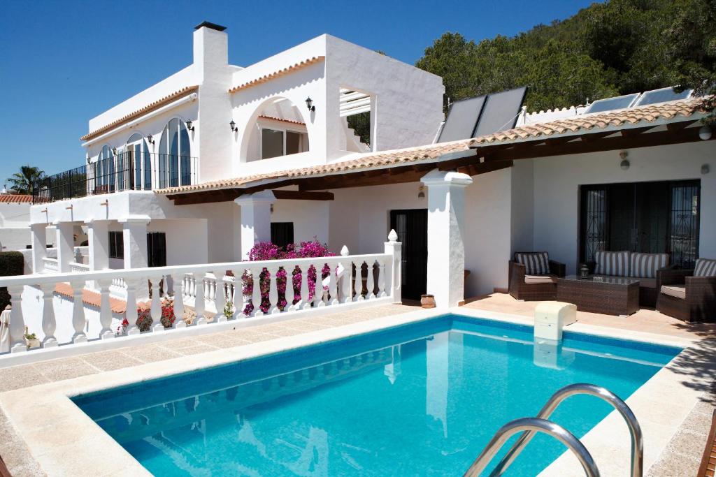 圣乔治Can Carlos Ibiza的一座带游泳池和房子的别墅