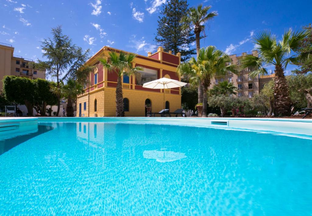 特拉帕尼Giardini Mon Plaisir的房屋前的大型游泳池