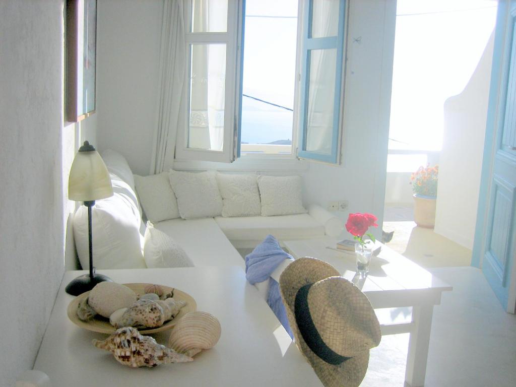 阿斯提帕莱亚镇Studios Anemomilos的白色的客厅配有沙发和桌子