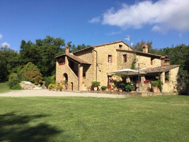 齐奇亚诺La Berchiera的一座大型石头房子,设有大草地庭院