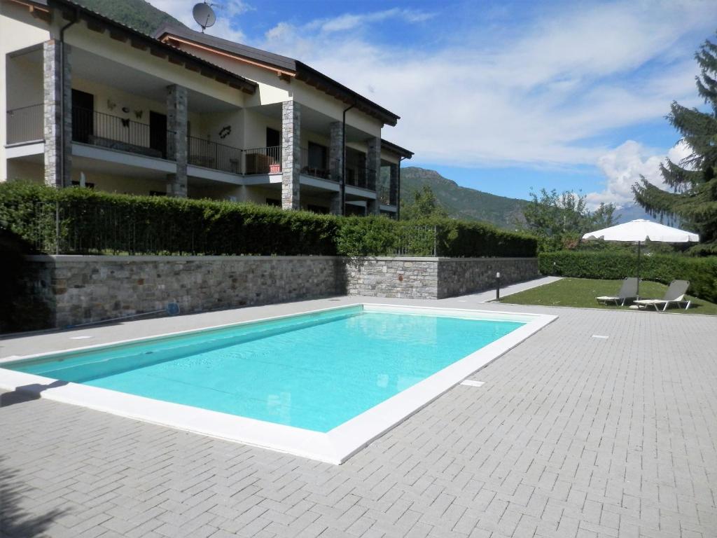 伦诺Casa Lella with pool and garden的房屋前的游泳池