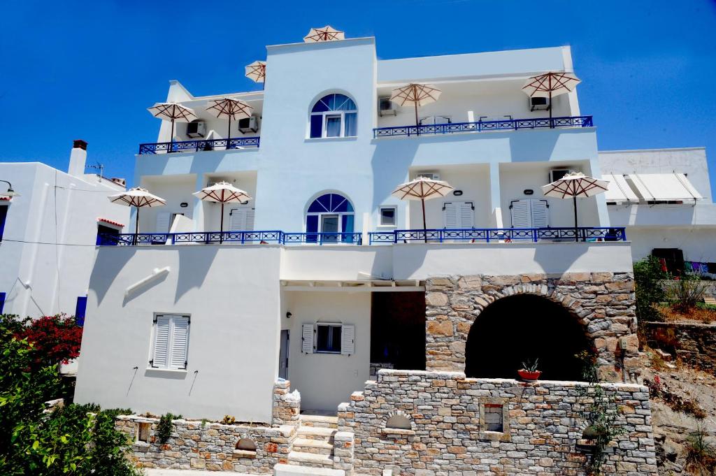 纳克索乔拉Naxos Dream Oniro Studios - Adults Only的一座白色的大建筑,设有石墙