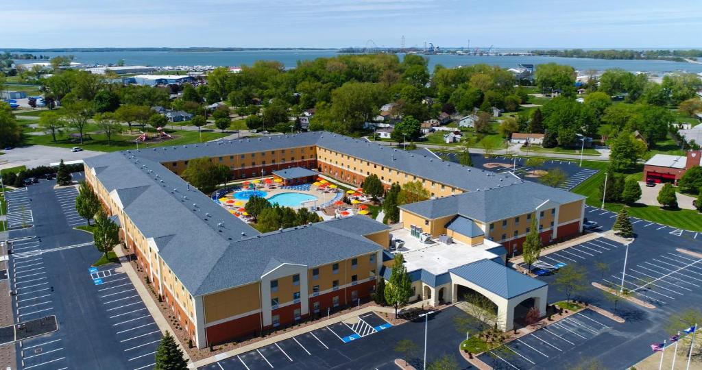 桑达斯基Cedar Point's Express Hotel的享有酒店空中美景,设有游泳池