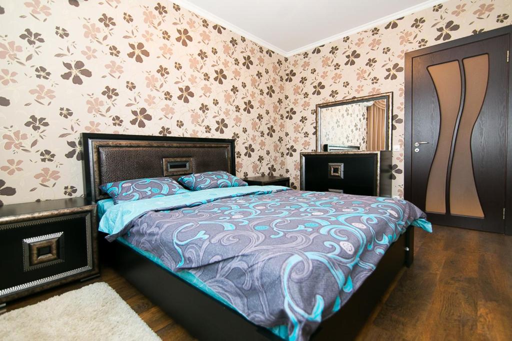 苏梅VIP Apartment on Ilinska的一间卧室配有一张床和镜子