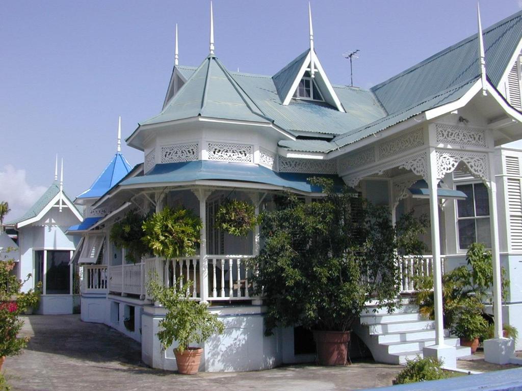 西班牙港Trinidad Gingerbread House的蓝色屋顶的白色房子