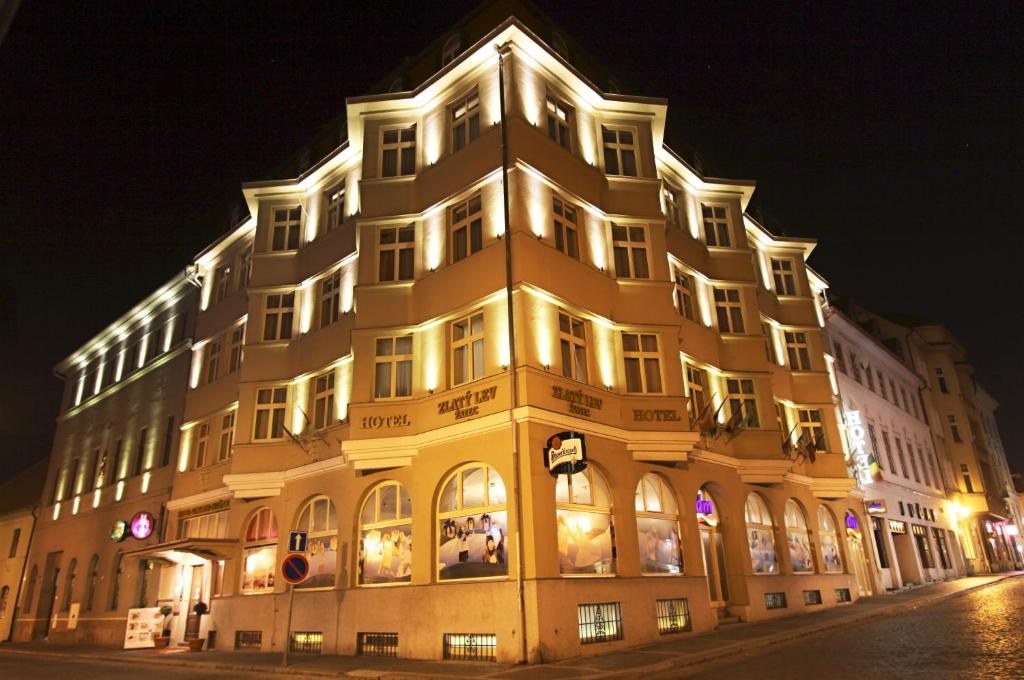 扎泰茨扎泰茨兹莱提列弗酒店的一座在晚上有灯的大建筑