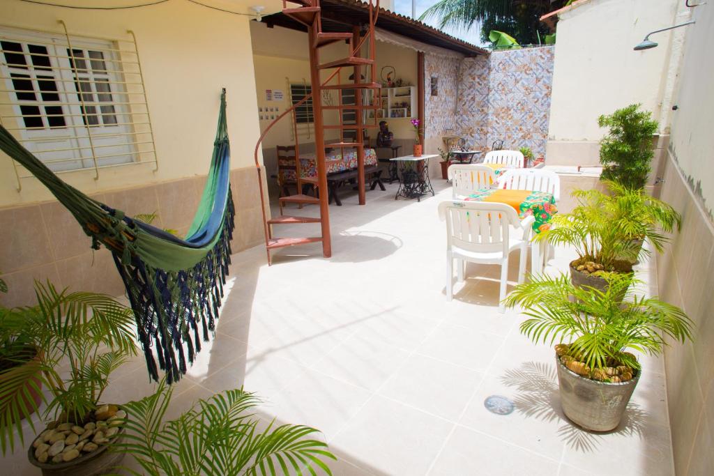 累西腓Cantinho Da Del的房屋内种有植物和吊床的庭院