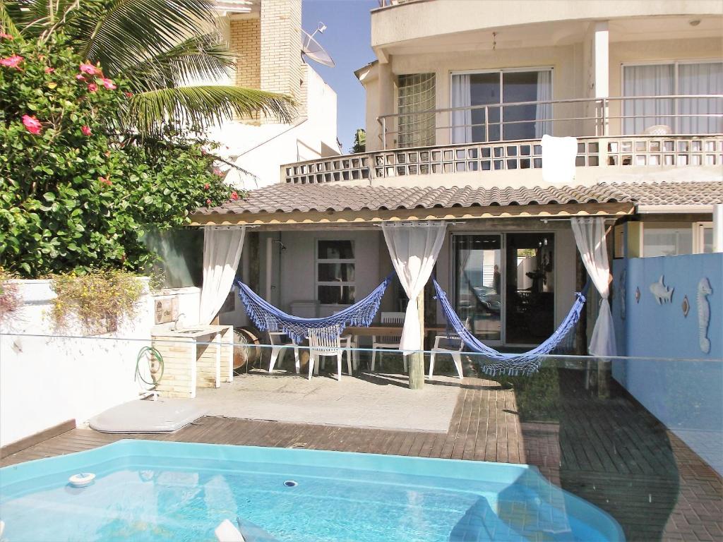 邦比尼亚斯Casa Beira Mar的一座带游泳池和房子的别墅