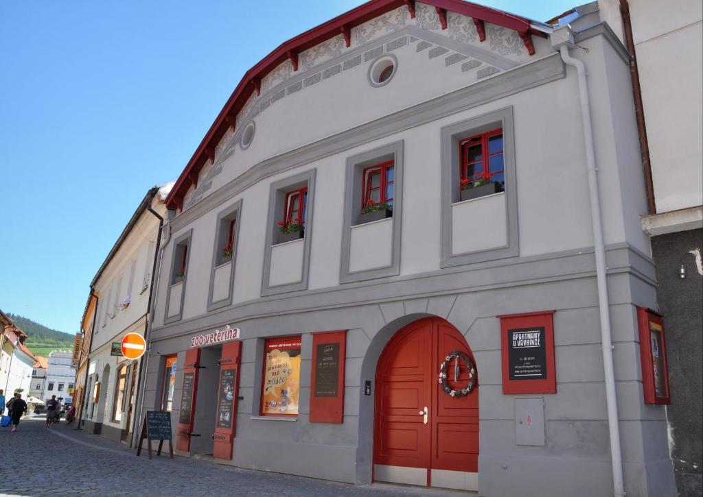 苏希采Apartmány U Vavřince的街上有红色门的白色建筑