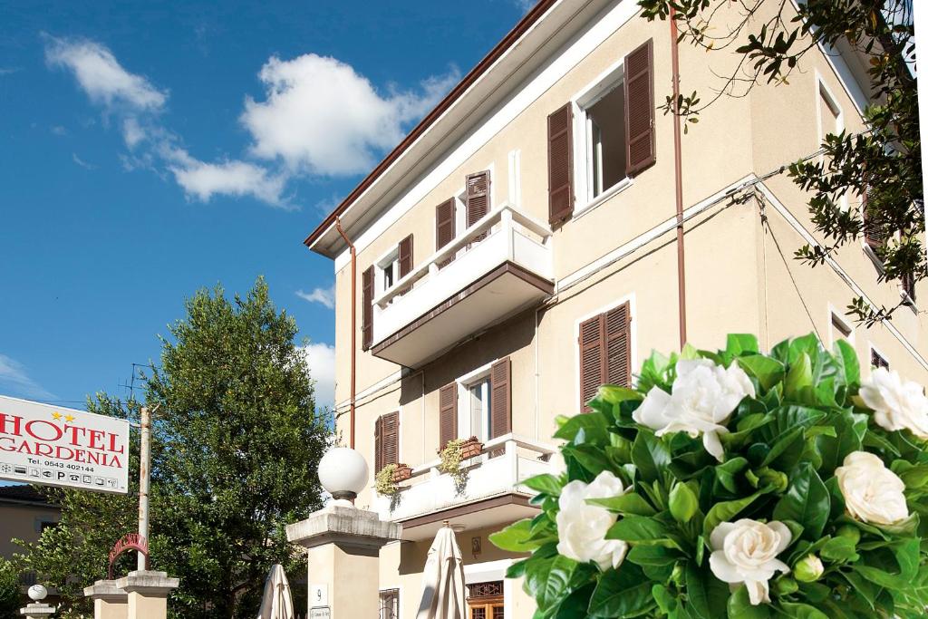 弗利加德尼亚酒店的前面有一束白色玫瑰花的建筑