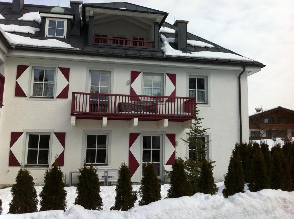 卡普伦托普6基兹住宿公寓的雪中红色点缀的白色房子