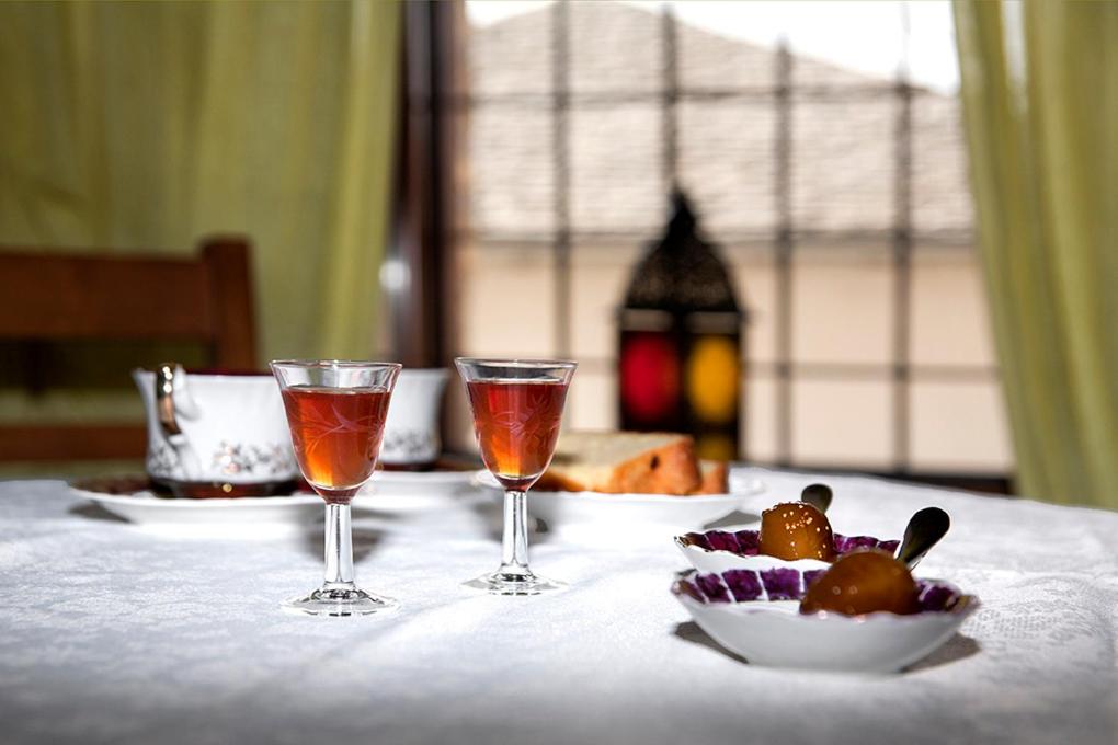 马克里尼撒阿口提科考利亚旅馆的一张桌子,上面放着两杯酒和一盘食物