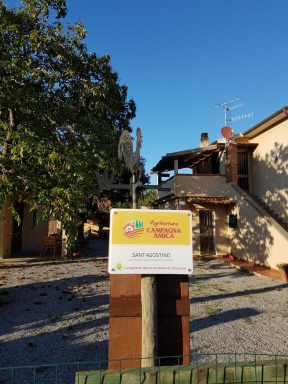 罗切特Agriturismo S. Agostino的大楼前餐厅标志