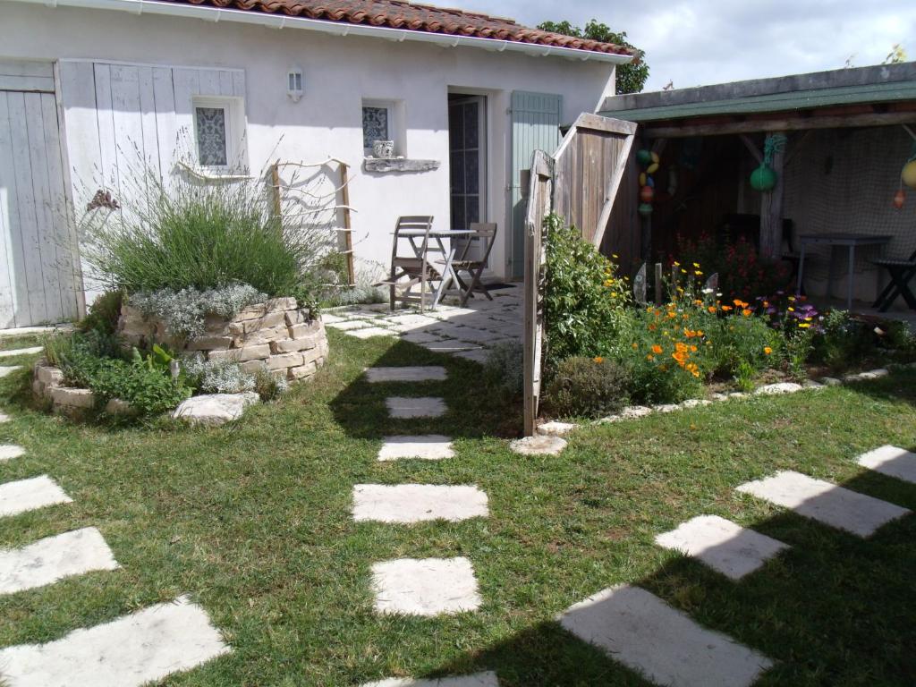 雷岛圣玛丽Les Bois Flottés en Ré的花园设有通往房屋的石头路