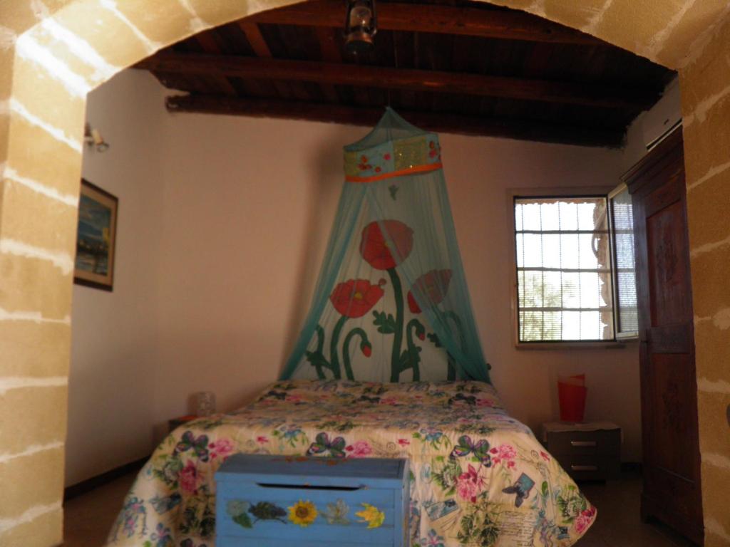 帕图Villa Minteco的一间卧室配有一张带天蓬的床