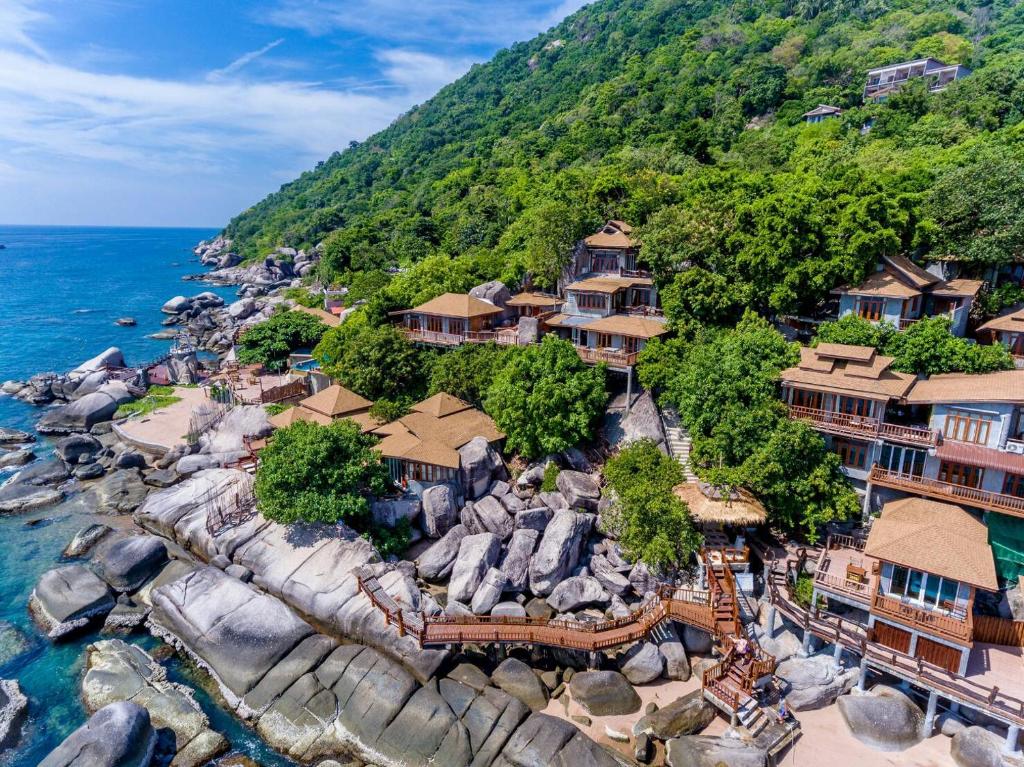 涛岛Dusit Buncha Koh Tao by Riya Group的岩石海岸上的度假村的空中景观