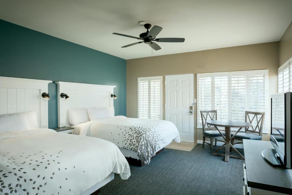 圣地亚哥太平洋海岸酒店 的一间卧室配有两张床和吊扇