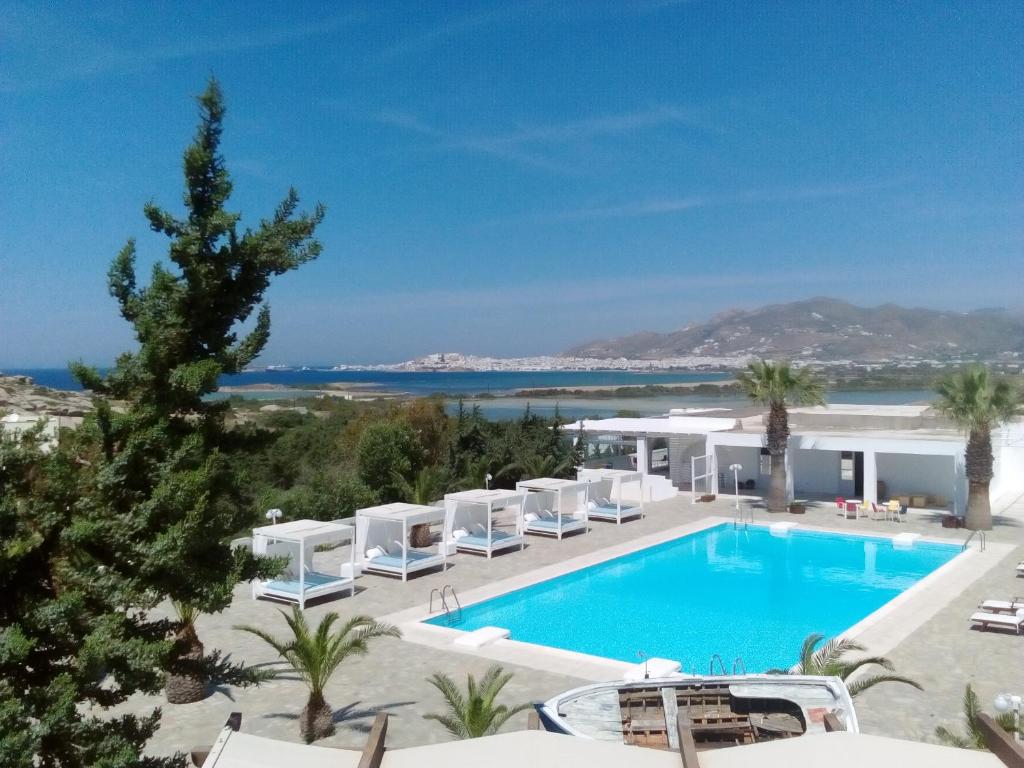 阿吉奥斯普罗科皮奥斯科德罗斯别墅的享有度假村游泳池的景致