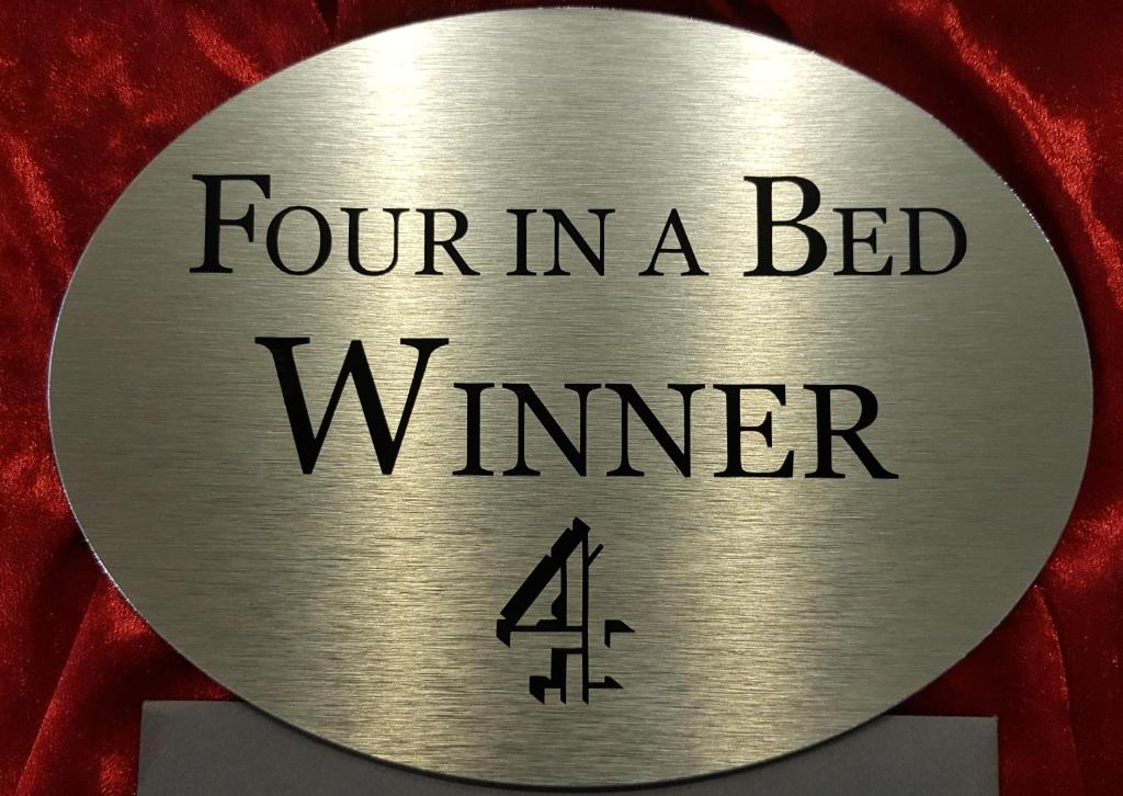 蒂弗顿天使宾馆的一张在床上赢得4个文字的金属奖牌