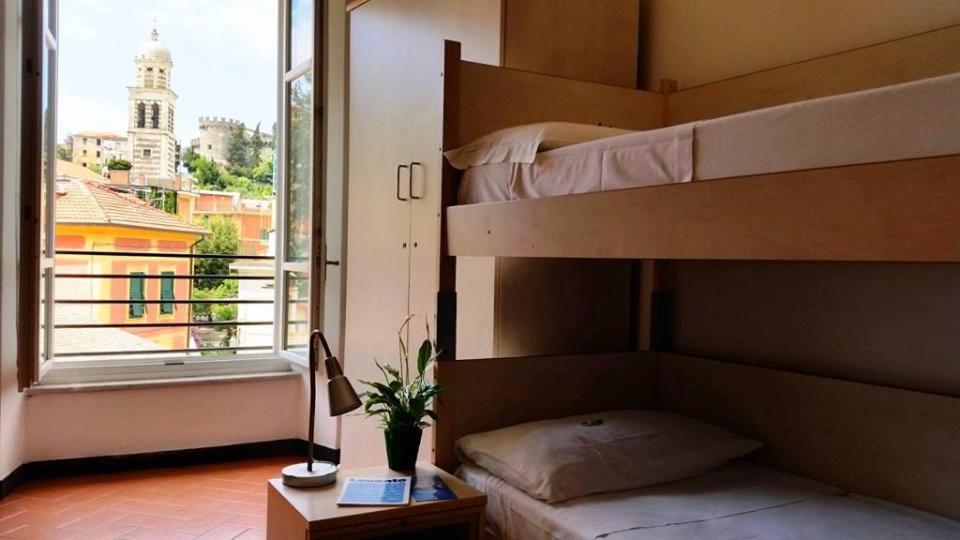 莱万托Ospitalia del Mare Hostel的一间带双层床的卧室,享有城市美景