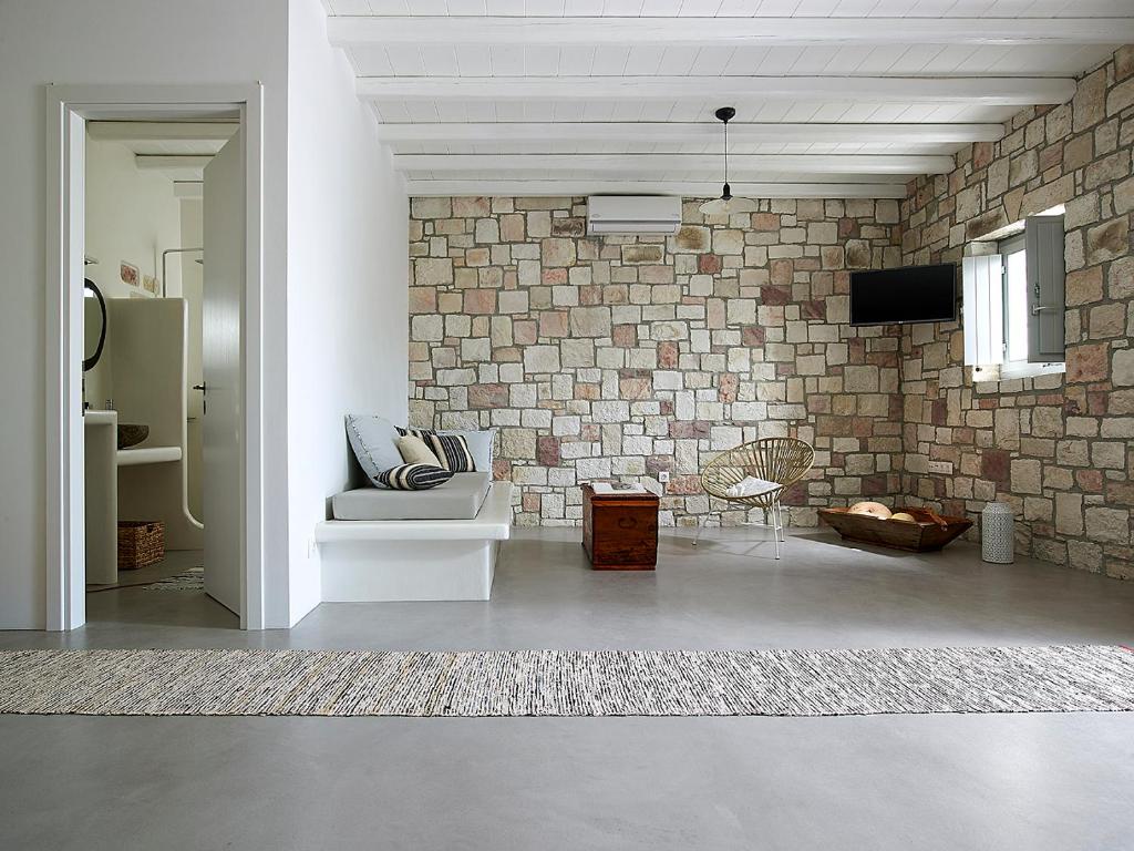 TriovasálosStudio Vipera的一间带砖墙和沙发的客厅