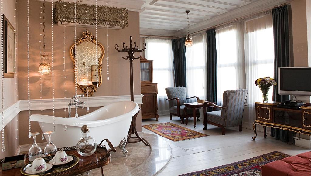 伯萨齐塔佩维酒店 的带浴缸的浴室和客厅。