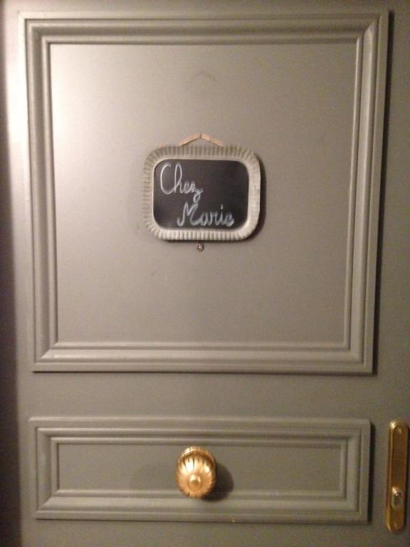 里昂Chez Marie的门上挂着写着雪茄 ⁇ 的标志