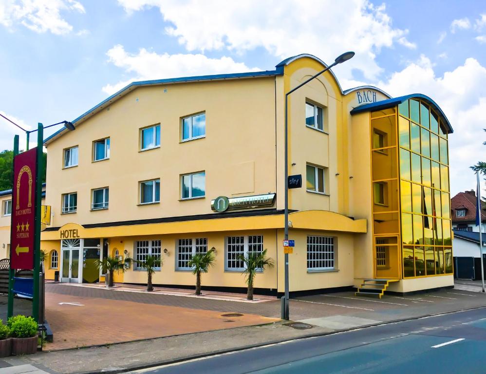 波尔塔韦斯特法利卡巴赫酒店的街道边的黄色建筑
