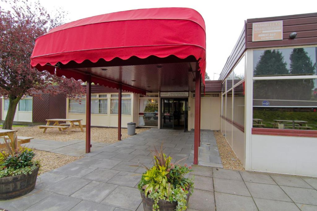 格拉斯哥伯恩赛德酒店的外边有红色遮阳篷的建筑