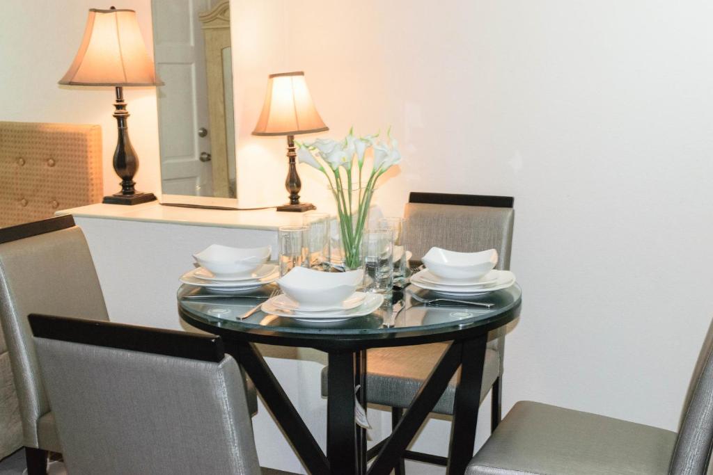基督教堂市Glynver Apartments的餐桌、椅子和带台灯的桌子