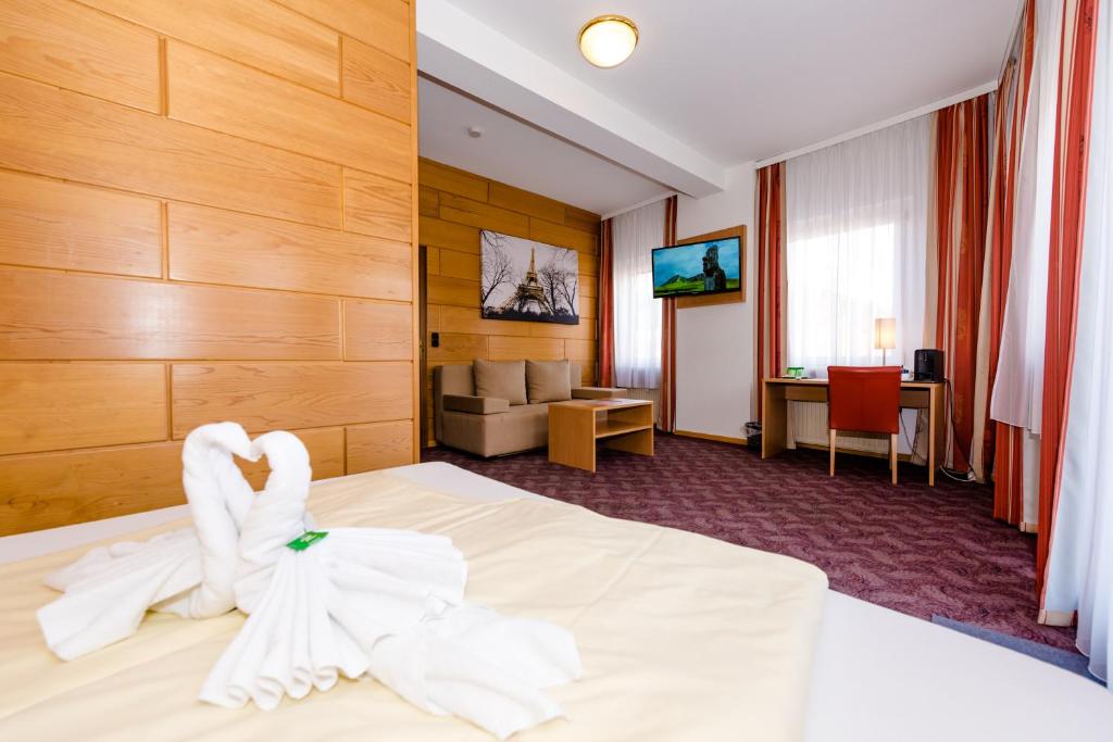 尤登堡斯驰维尔特尔布劳城市酒店的酒店客房的毛巾制成的天鹅