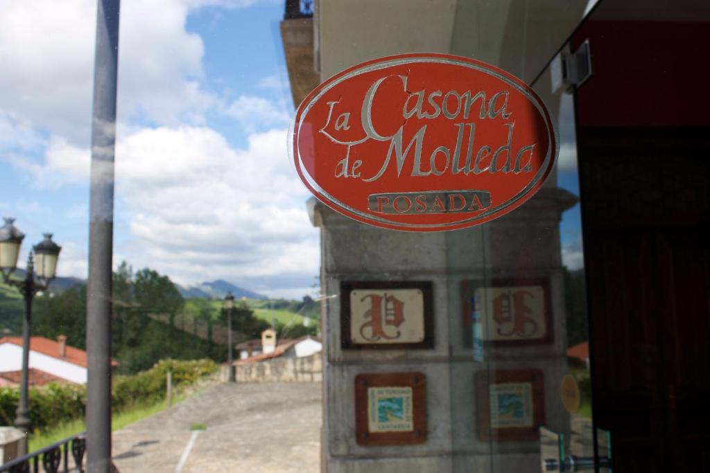 温克拉La Casona de Molleda的建筑物的侧面标志