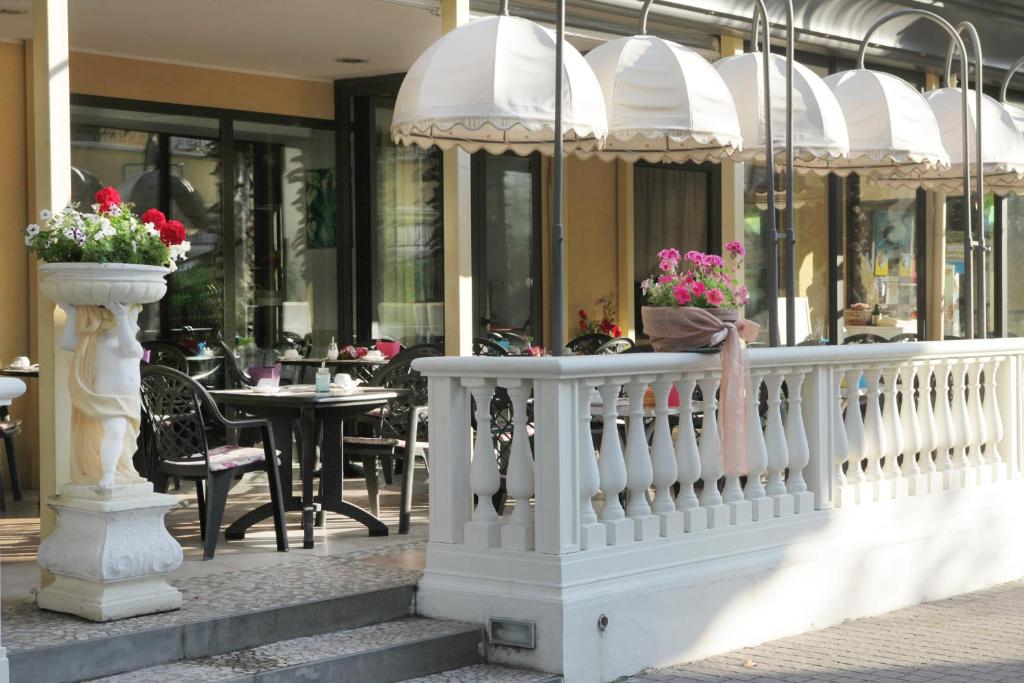 里乔内Hotel La Nidiola的餐厅里花卉的白色栏杆