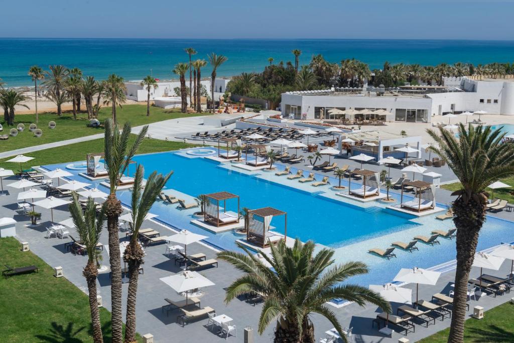 苏塞贾滋图尔哈勒夫酒店的享有度假村的空中景致,设有游泳池和棕榈树