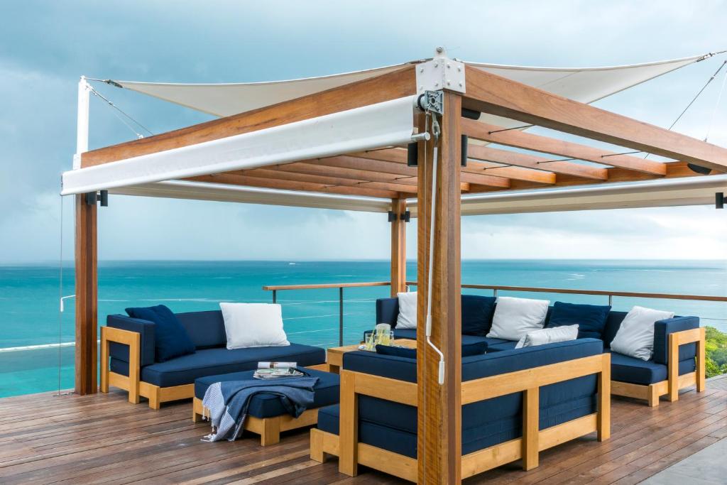 沙拉海滩帕岸岛海湾别墅的一个带蓝色沙发和天篷的甲板