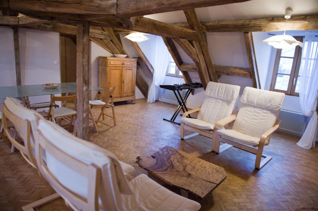 桑塞尔Le Cep en Sancerrois的客厅配有白色的椅子和桌子
