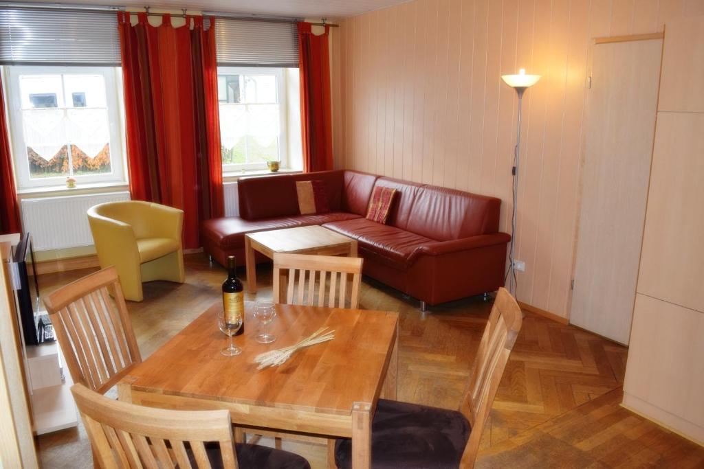 蒙绍Ferienhaus Bendsieferhof的客厅配有桌子和沙发