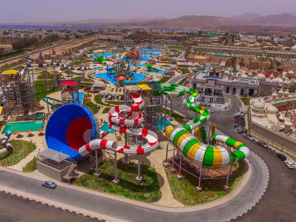 沙姆沙伊赫Pickalbatros Aqua Park Sharm El Sheikh的水上公园的空中景致