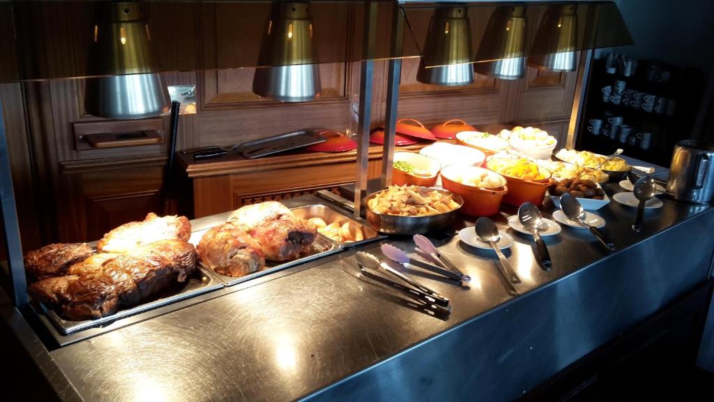 斯旺西苏美尔菲尔德酒店的餐厅内供应的自助餐,包括肉类和其他食物