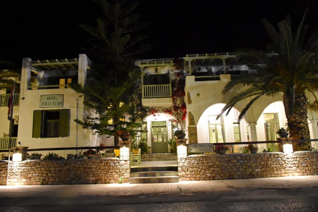 斯基罗斯岛Achilleion Hotel的棕榈树屋前