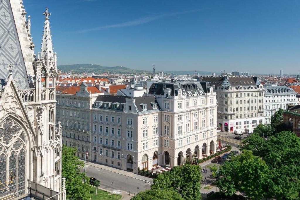 维也纳里佳纳酒店的城市中一座大建筑的景色