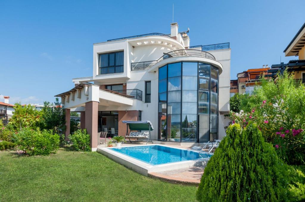 索佐波尔Luxury House on Buzhaka的庭院中带游泳池的房子