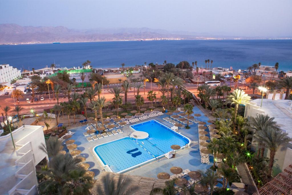 埃拉特埃拉特U珊瑚海滩俱乐部全包酒店的享有带游泳池的度假村的空中景致