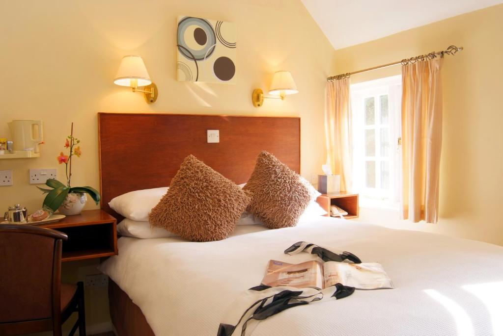 奥特里圣玛丽坦伯林韦尔酒店的酒店客房设有床和窗户。