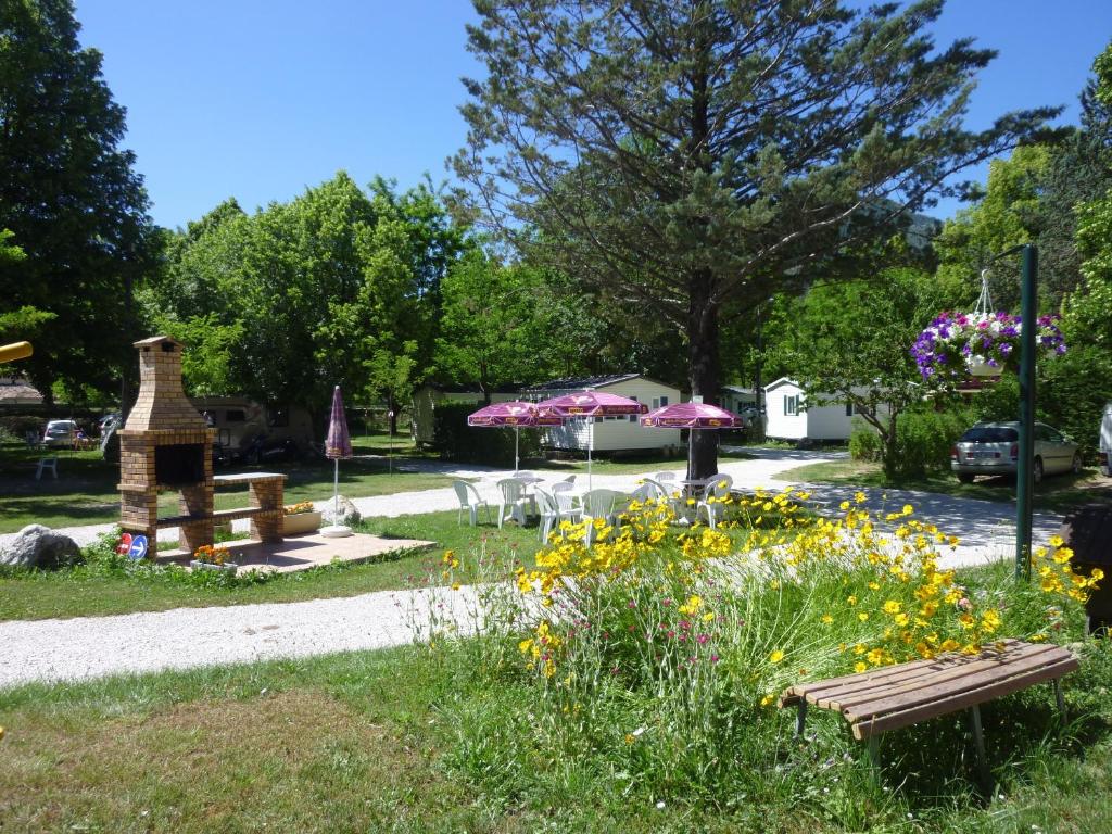卡斯特拉讷圣母露营酒店的公园里设有长凳、桌子和鲜花