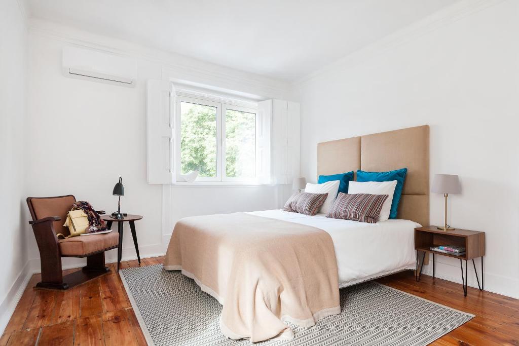 里斯本桑塔马林哈公寓的白色的卧室设有一张大床和一个窗户